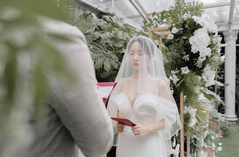「第一次去看場地,馬上就被微風花園吸引了,因為喜歡草地證婚,而且喜歡有遮雨棚,完全不用想準備雨備,陽光灑下超級美!而且很喜歡花園的綠葉牆,喜歡到根本不需要自己額外製作花牆(還可以省一筆)。」